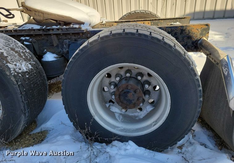 image for item NO9928 2015 Freightliner Cascadia semi truck