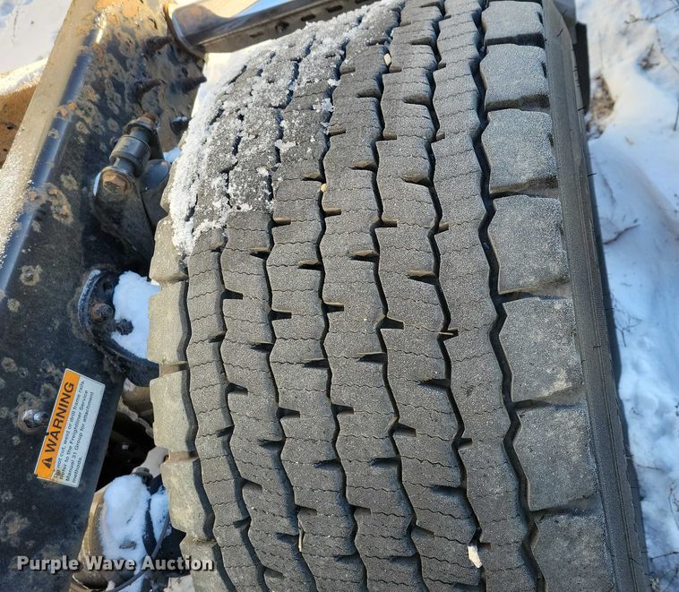 image for item NO9928 2015 Freightliner Cascadia semi truck