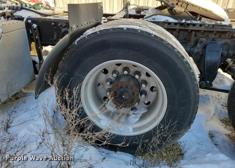 image for item NO9928 2015 Freightliner Cascadia semi truck