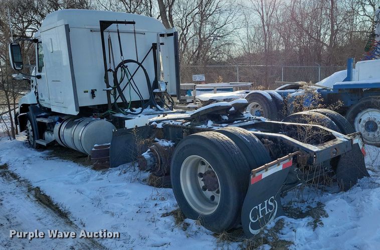 image for item NO9929 2015 Mack Pinnacle semi truck