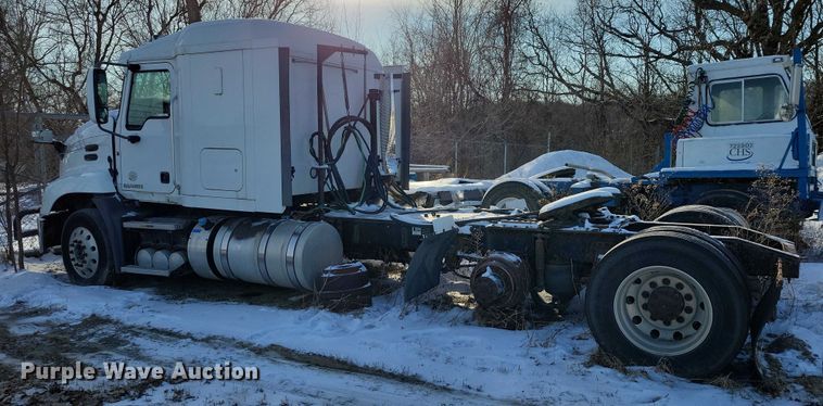 image for item NO9929 2015 Mack Pinnacle semi truck