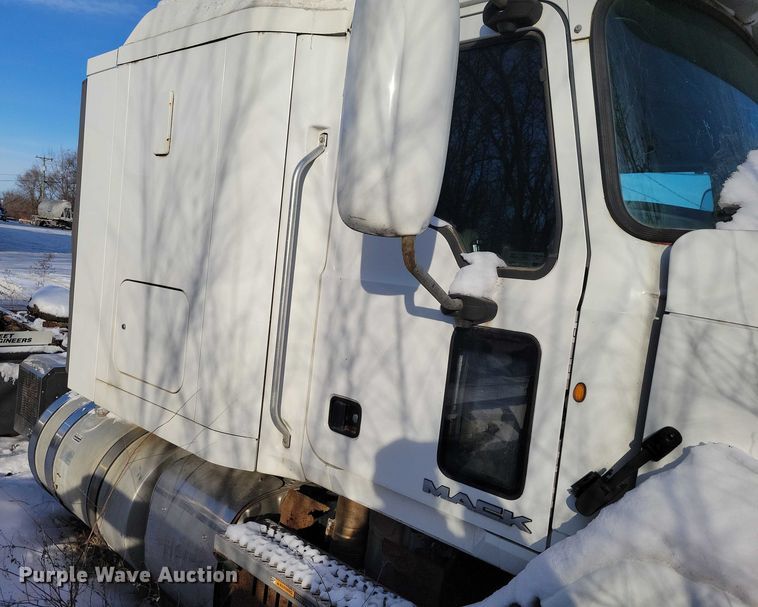 image for item NO9929 2015 Mack Pinnacle semi truck