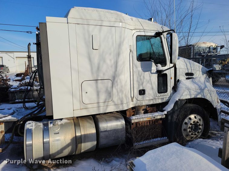 image for item NO9929 2015 Mack Pinnacle semi truck