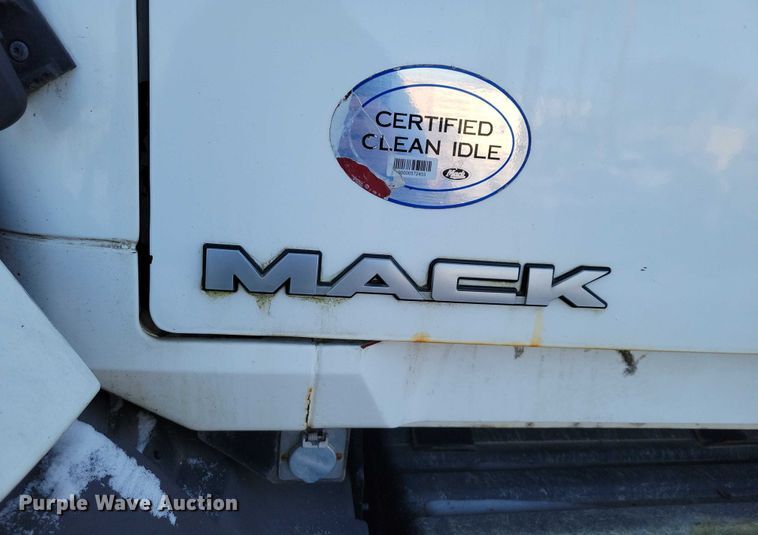 image for item NO9929 2015 Mack Pinnacle semi truck