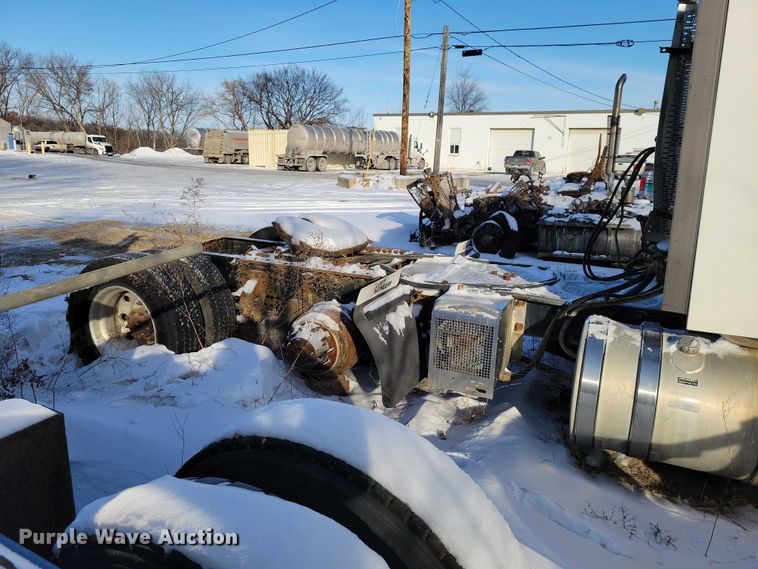 image for item NO9929 2015 Mack Pinnacle semi truck