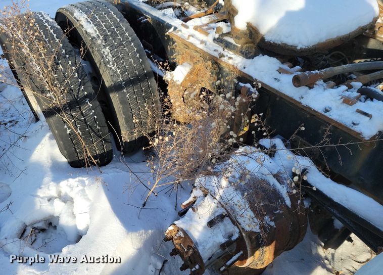 image for item NO9929 2015 Mack Pinnacle semi truck