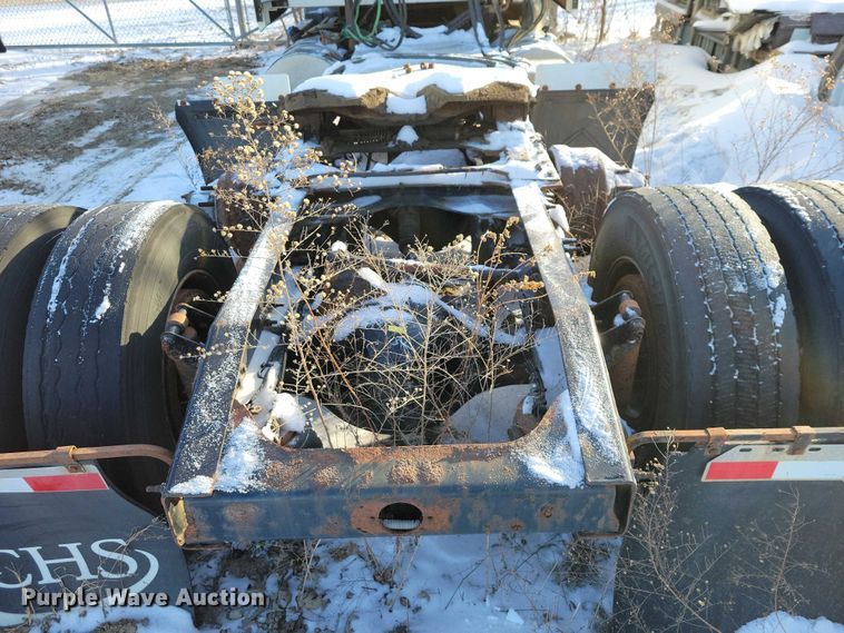 image for item NO9929 2015 Mack Pinnacle semi truck