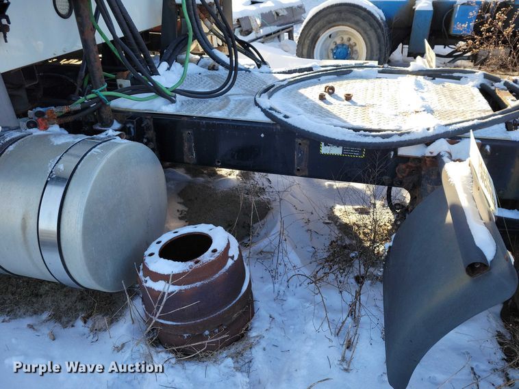 image for item NO9929 2015 Mack Pinnacle semi truck