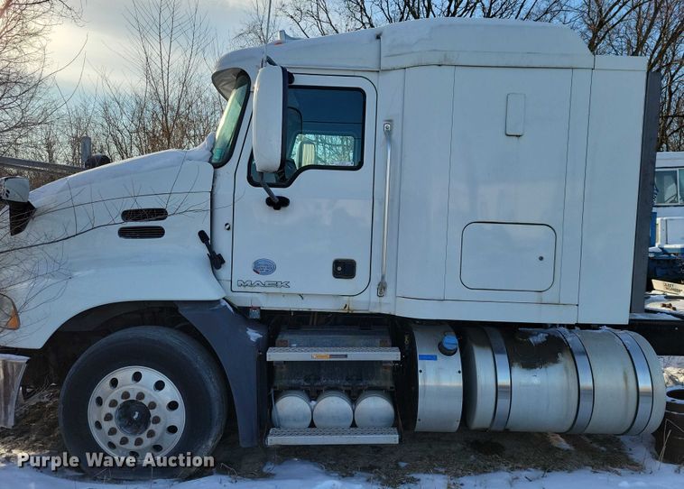 image for item NO9929 2015 Mack Pinnacle semi truck
