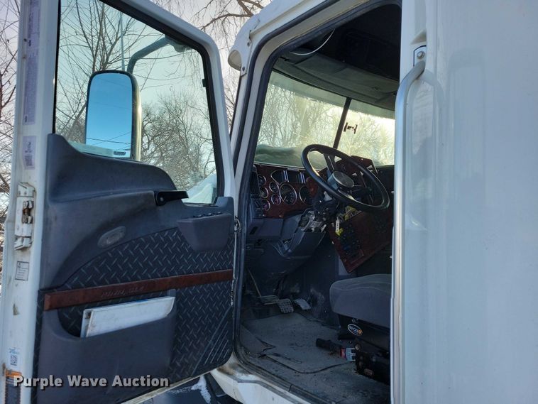 image for item NO9929 2015 Mack Pinnacle semi truck