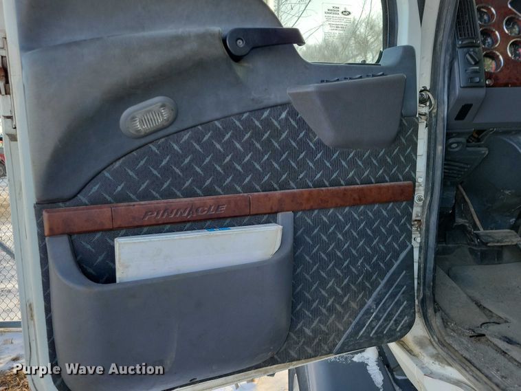 image for item NO9929 2015 Mack Pinnacle semi truck