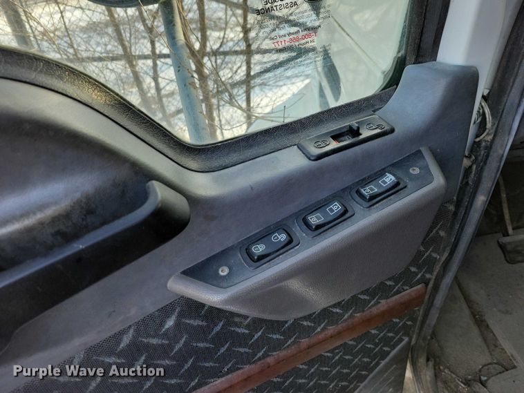 image for item NO9929 2015 Mack Pinnacle semi truck