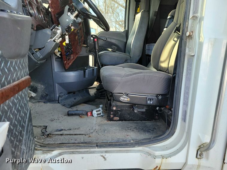 image for item NO9929 2015 Mack Pinnacle semi truck