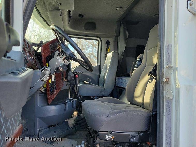 image for item NO9929 2015 Mack Pinnacle semi truck