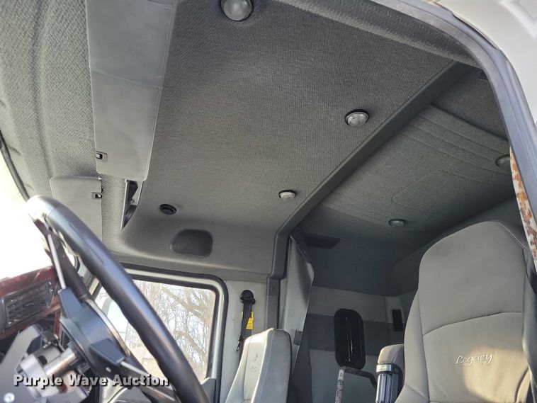 image for item NO9929 2015 Mack Pinnacle semi truck