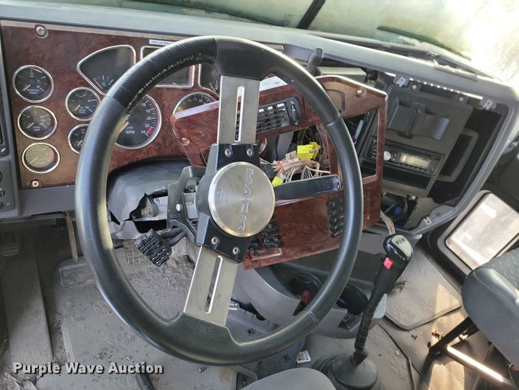 image for item NO9929 2015 Mack Pinnacle semi truck