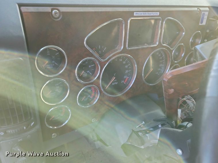 image for item NO9929 2015 Mack Pinnacle semi truck