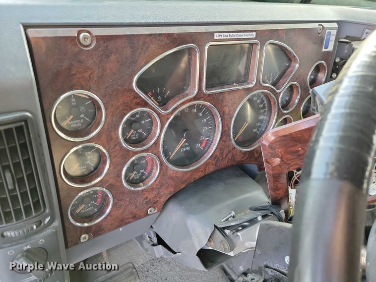 image for item NO9929 2015 Mack Pinnacle semi truck