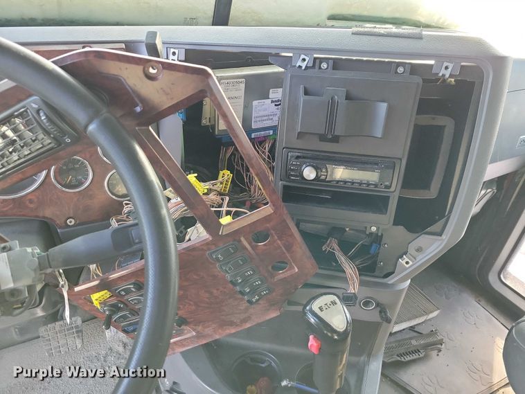 image for item NO9929 2015 Mack Pinnacle semi truck