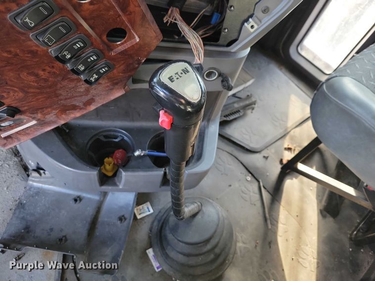 image for item NO9929 2015 Mack Pinnacle semi truck