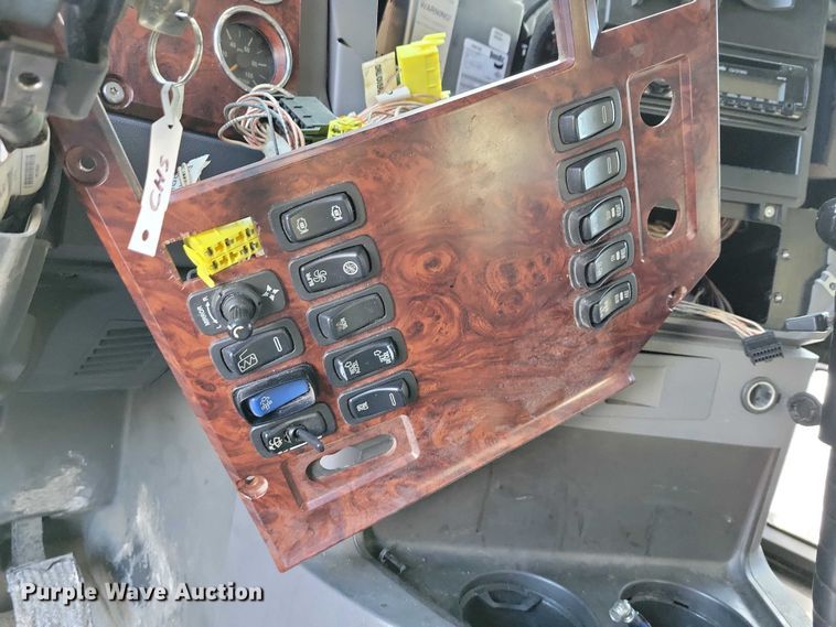 image for item NO9929 2015 Mack Pinnacle semi truck