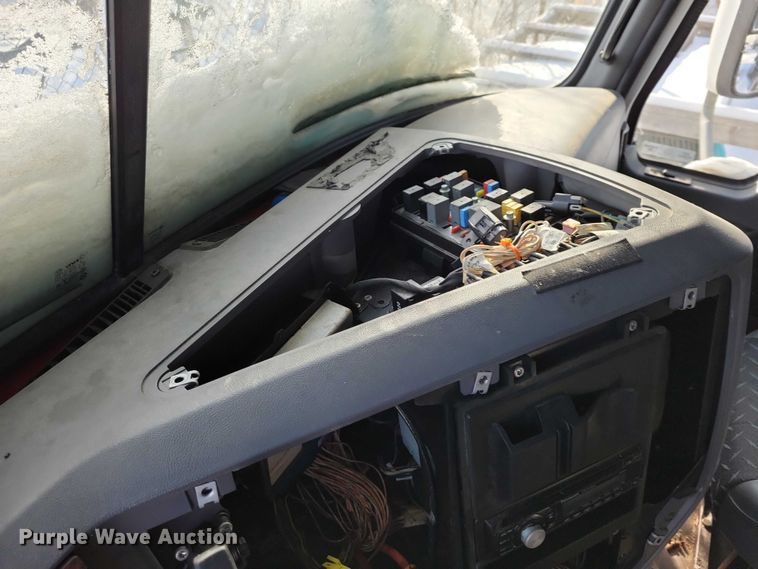 image for item NO9929 2015 Mack Pinnacle semi truck