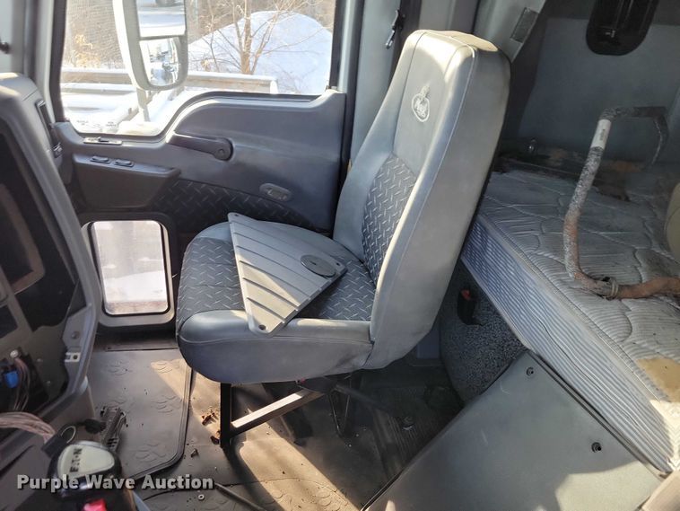 image for item NO9929 2015 Mack Pinnacle semi truck