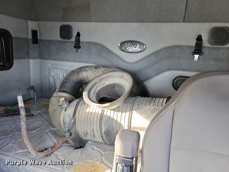 image for item NO9929 2015 Mack Pinnacle semi truck