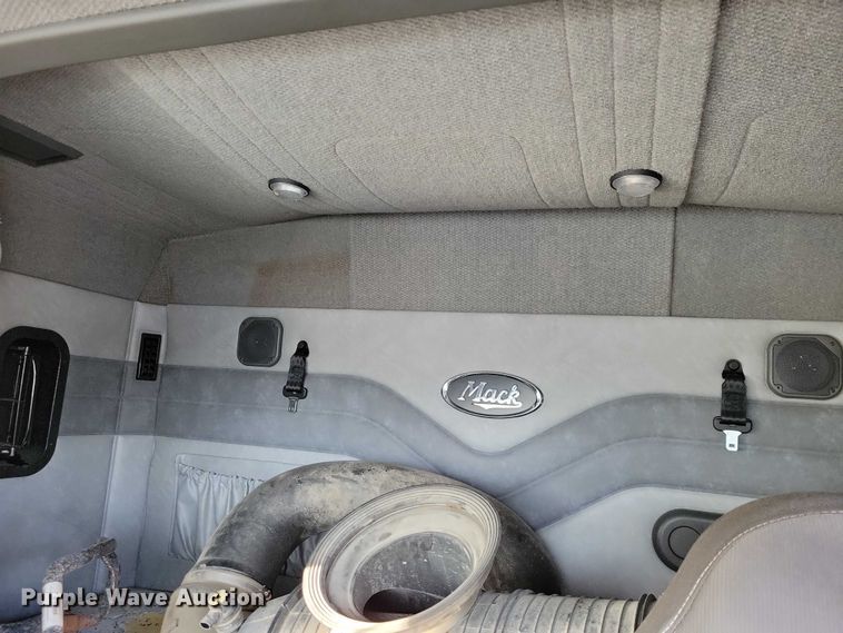 image for item NO9929 2015 Mack Pinnacle semi truck