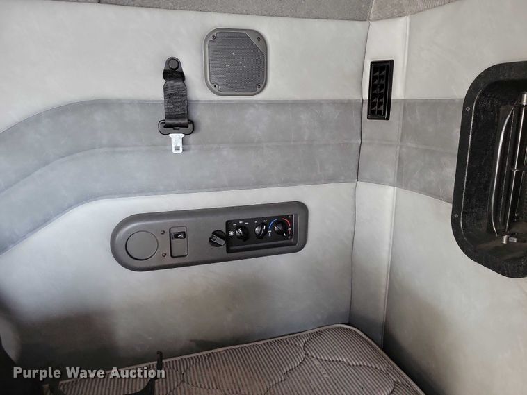 image for item NO9929 2015 Mack Pinnacle semi truck