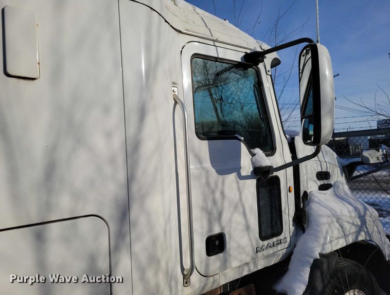 image for item NO9929 2015 Mack Pinnacle semi truck