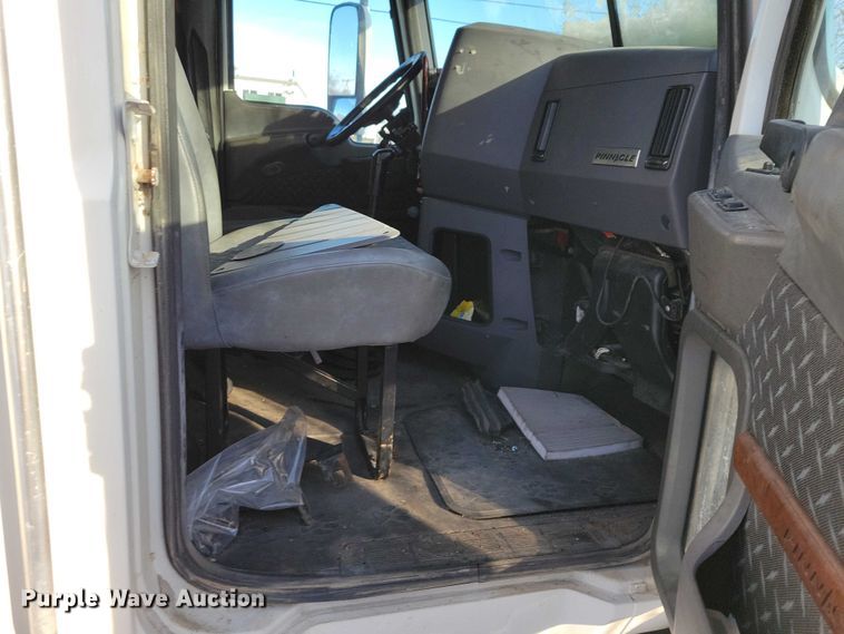 image for item NO9929 2015 Mack Pinnacle semi truck