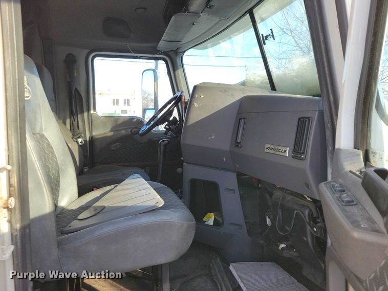 image for item NO9929 2015 Mack Pinnacle semi truck