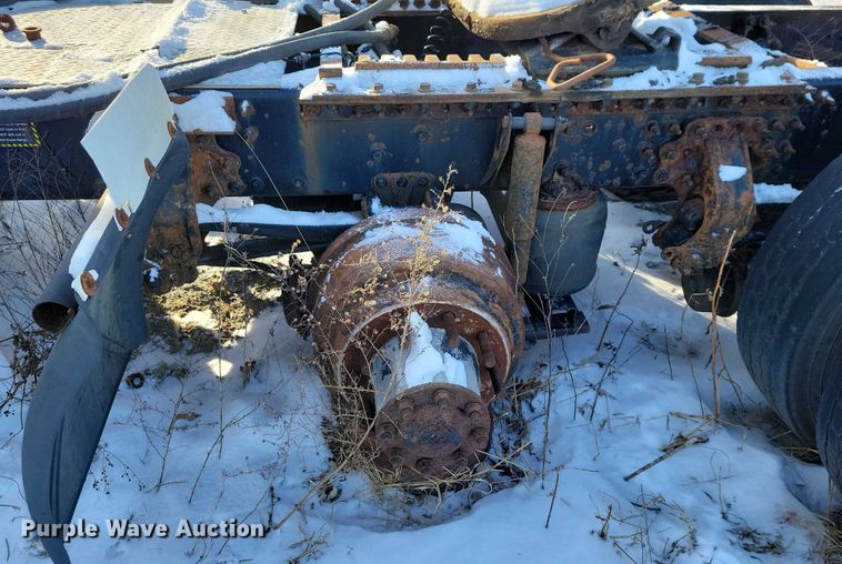 image for item NO9929 2015 Mack Pinnacle semi truck