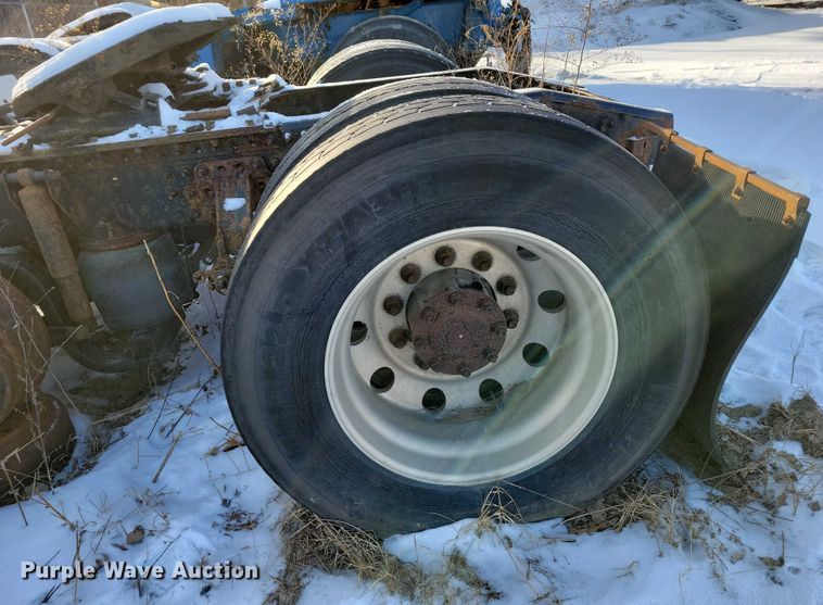 image for item NO9929 2015 Mack Pinnacle semi truck