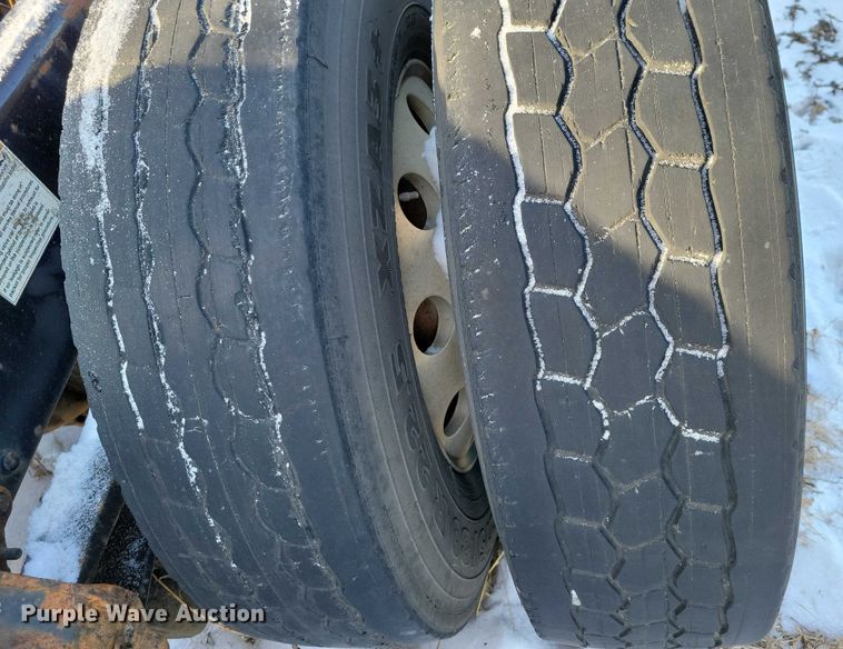 image for item NO9929 2015 Mack Pinnacle semi truck