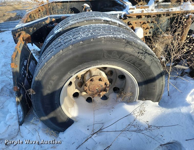 image for item NO9929 2015 Mack Pinnacle semi truck