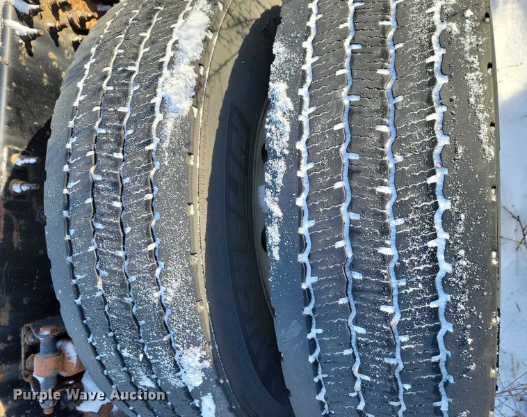 image for item NO9929 2015 Mack Pinnacle semi truck