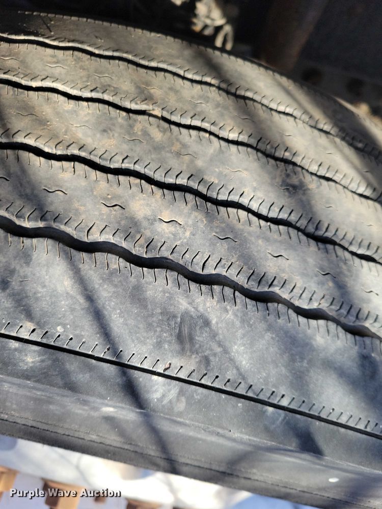 image for item NO9929 2015 Mack Pinnacle semi truck