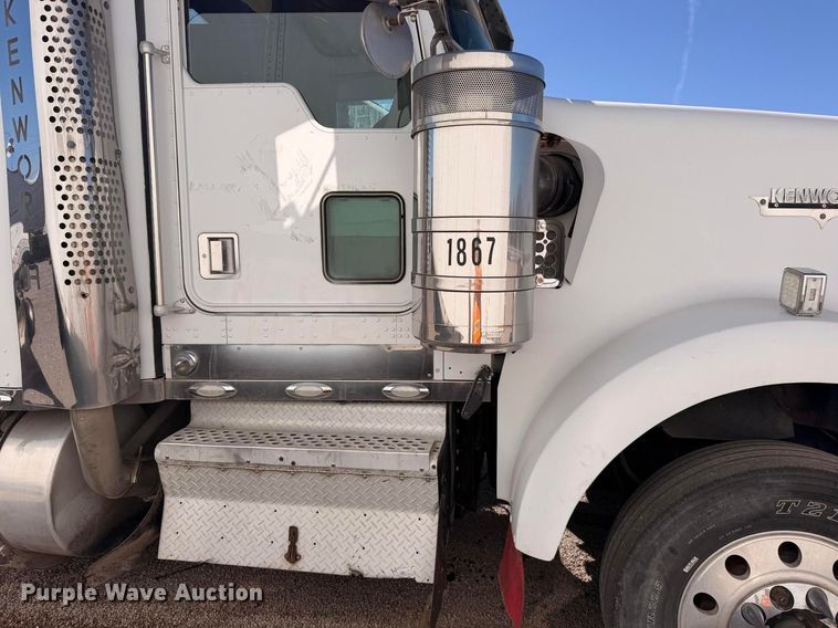image for item YA1269 2002 Kenworth W900B semi truck