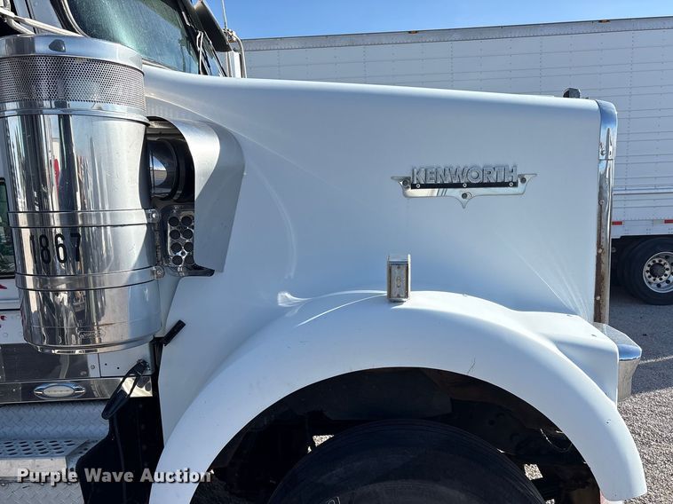 image for item YA1269 2002 Kenworth W900B semi truck