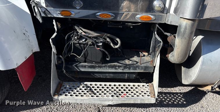 image for item YA1269 2002 Kenworth W900B semi truck