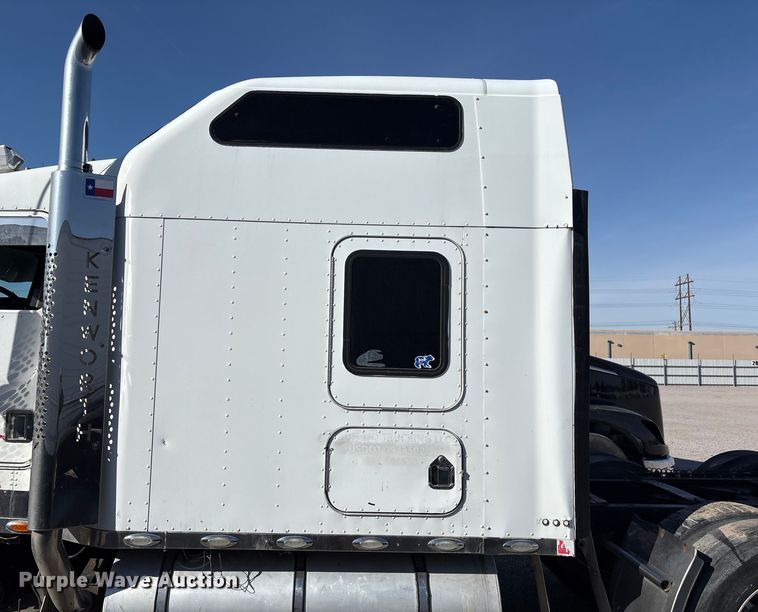 image for item YA1269 2002 Kenworth W900B semi truck