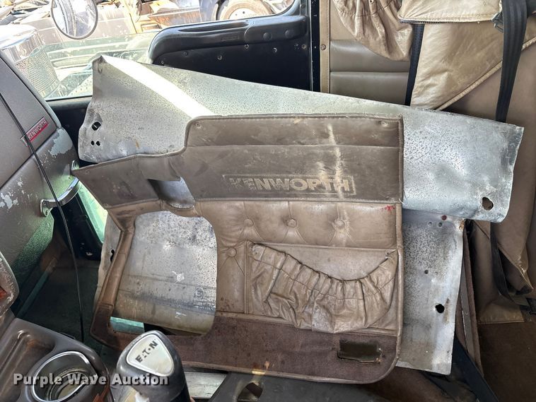 image for item YA1269 2002 Kenworth W900B semi truck