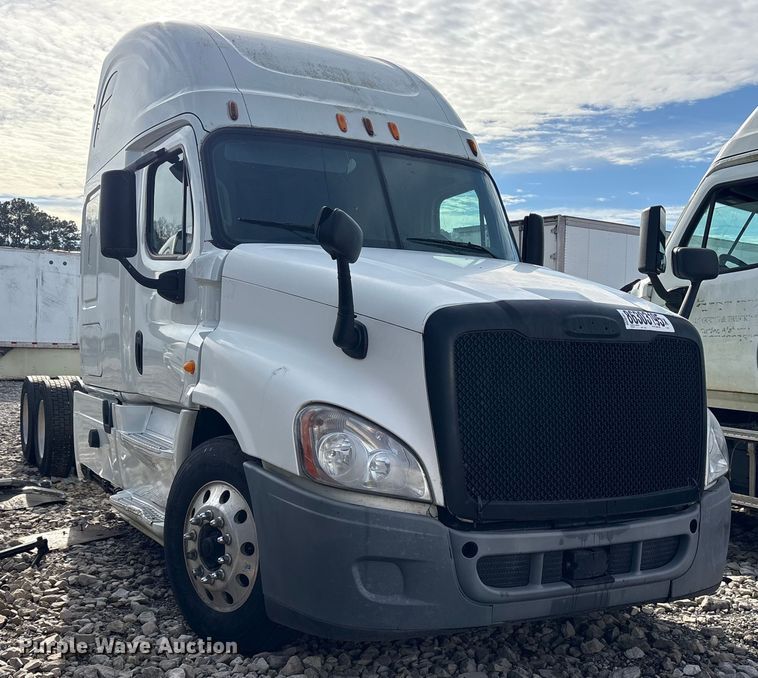 image for item YA1288 2014 Freightliner Cascadia semi truck