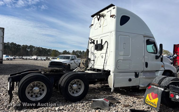 image for item YA1288 2014 Freightliner Cascadia semi truck