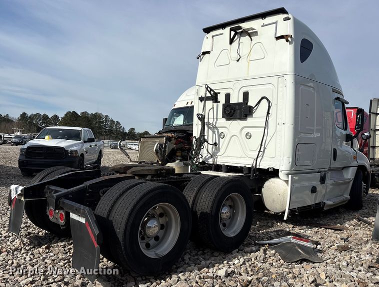 image for item YA1288 2014 Freightliner Cascadia semi truck