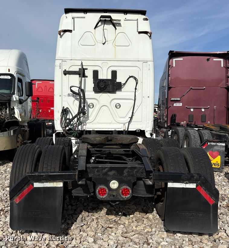 image for item YA1288 2014 Freightliner Cascadia semi truck