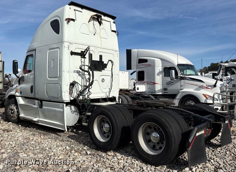 image for item YA1288 2014 Freightliner Cascadia semi truck