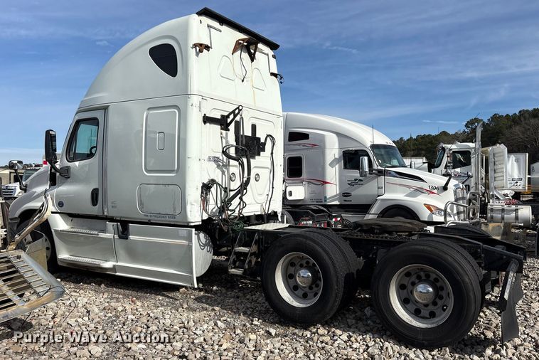 image for item YA1288 2014 Freightliner Cascadia semi truck